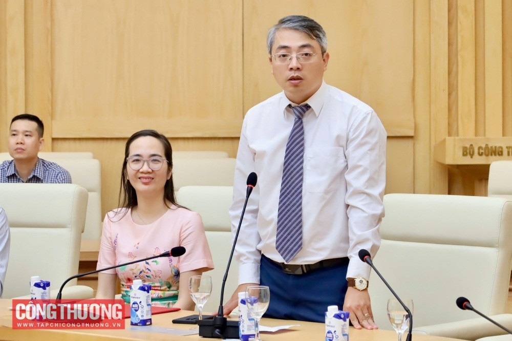 Ông Hoàng Ninh giữ chức Phó Cục trưởng Cục Thương mại điện tử và Kinh tế số. Ảnh: Tạp chí Công thương. Ông Hoàng Ninh giữ chức Phó Cục trưởng Cục Thương mại điện tử và Kinh tế số. Ảnh: Tạp chí Công thương.