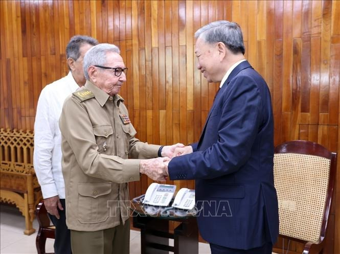 Tổng Bí thư, Chủ tịch nước Tô Lâm gặp Lãnh tụ Cách mạng Cuba, Đại tướng Raúl Castro Ruz. Tổng Bí thư, Chủ tịch nước Tô Lâm gặp Lãnh tụ Cách mạng Cuba, Đại tướng Raúl Castro Ruz.
