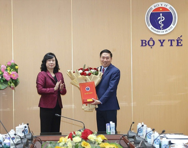 Bộ trưởng Bộ Y tế Đào Hồng Lan trao quyết định điều động, bổ nhiệm ông Đoàn Hữu Thiển. Ảnh: NLĐ.