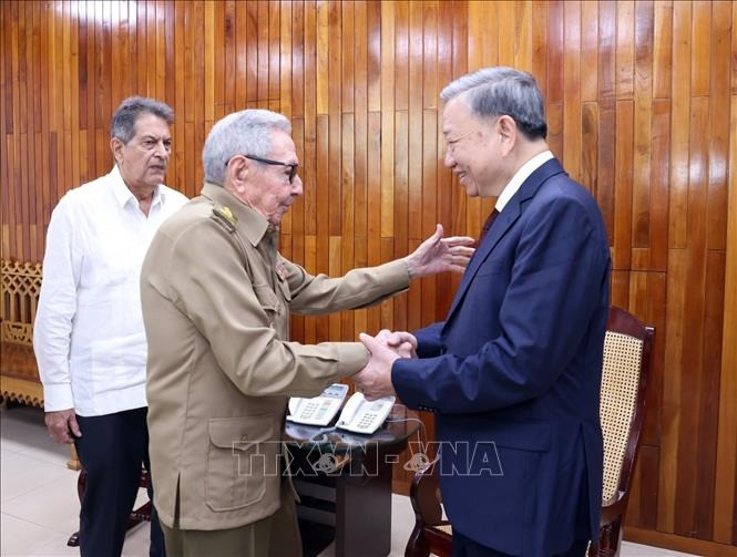 Tổng Bí thư, Chủ tịch nước Tô Lâm gặp Lãnh tụ Cách mạng Cuba, Đại tướng Raúl Castro Ruz. Tổng Bí thư, Chủ tịch nước Tô Lâm gặp Lãnh tụ Cách mạng Cuba, Đại tướng Raúl Castro Ruz.