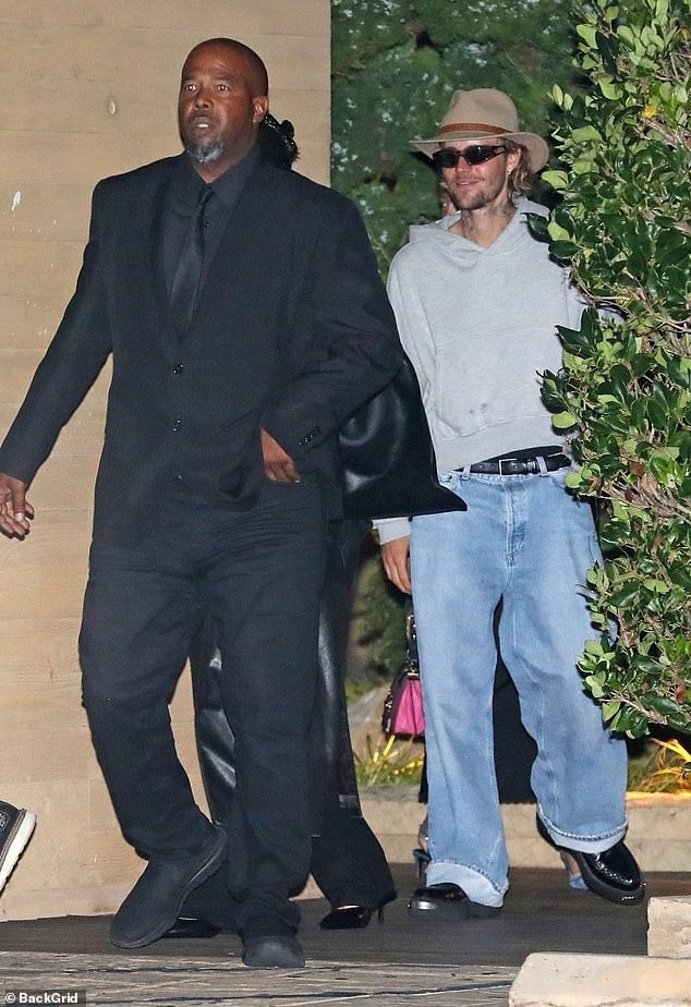 Khán giả đều đồng ý rằng Justin Bieber trông không khỏe dù miệng tươi cười. Ảnh: BackGrid. Khán giả đều đồng ý rằng Justin Bieber trông không khỏe dù miệng tươi cười. Ảnh: BackGrid.