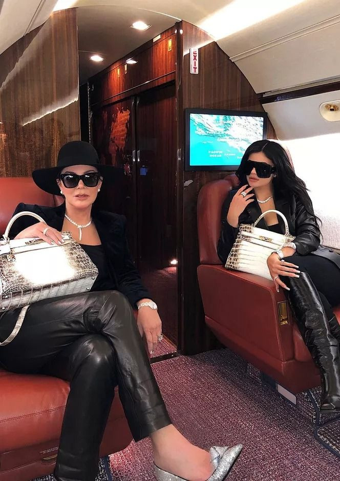 Kim không phải là người duy nhất trong gia đình Kardashian-Jenner sở hữu chiếc túi Hermès được mệnh danh là “chén thánh” trong ngành thời trang này. Em gái út của Kim, Kylie Jenner, từng khoe một chiếc tương tự. Trong khi đó, mẹ của họ, bà Kris Jenner, sở hữu chiếc có cùng tông màu Himalaya nhưng phiên bản Kelly. Ảnh: IG.