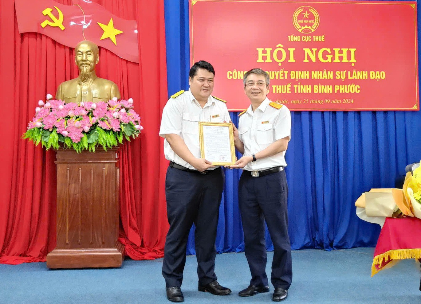 Tổng Cục trưởng Tổng cục Thuế Mai Xuân Thành trao quyết định bổ nhiệm ông Tạ Hoàng Giang giữ chức Phó Cục trưởng Cục Thuế Bình Phước. Ảnh: TNN.