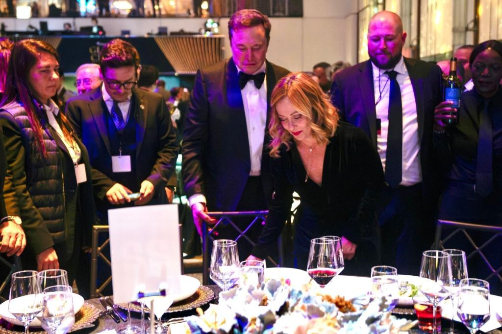 Nhiều chuyên gia tin Elon Musk cải thiện vẻ ngoài nhờ giảm cân và can thiệp thẩm mỹ. Ảnh: Shutterstock.