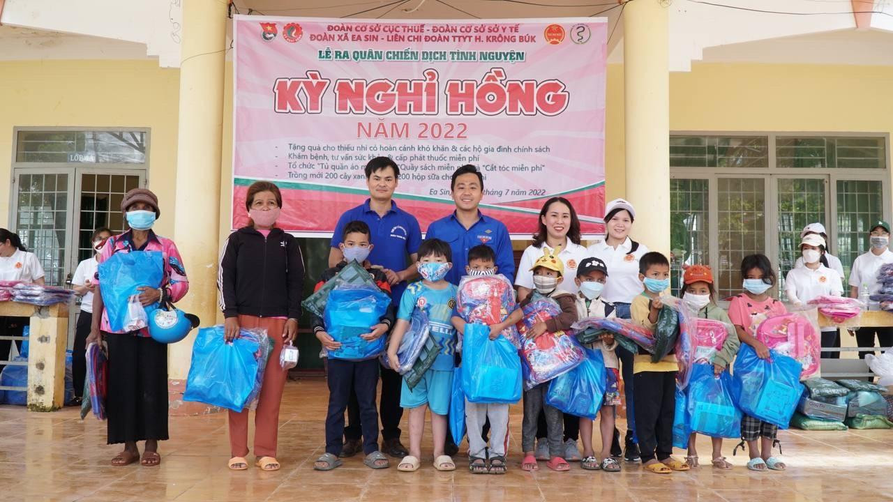 Phát quà cho các em nhỏ có hoàn cảnh khó khăn trong xã