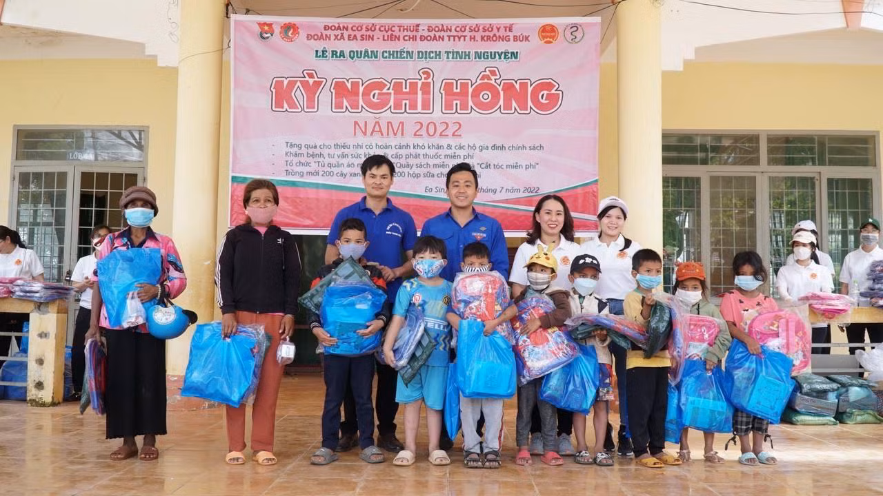 Phát quà cho các em nhỏ có hoàn cảnh khó khăn trong xã