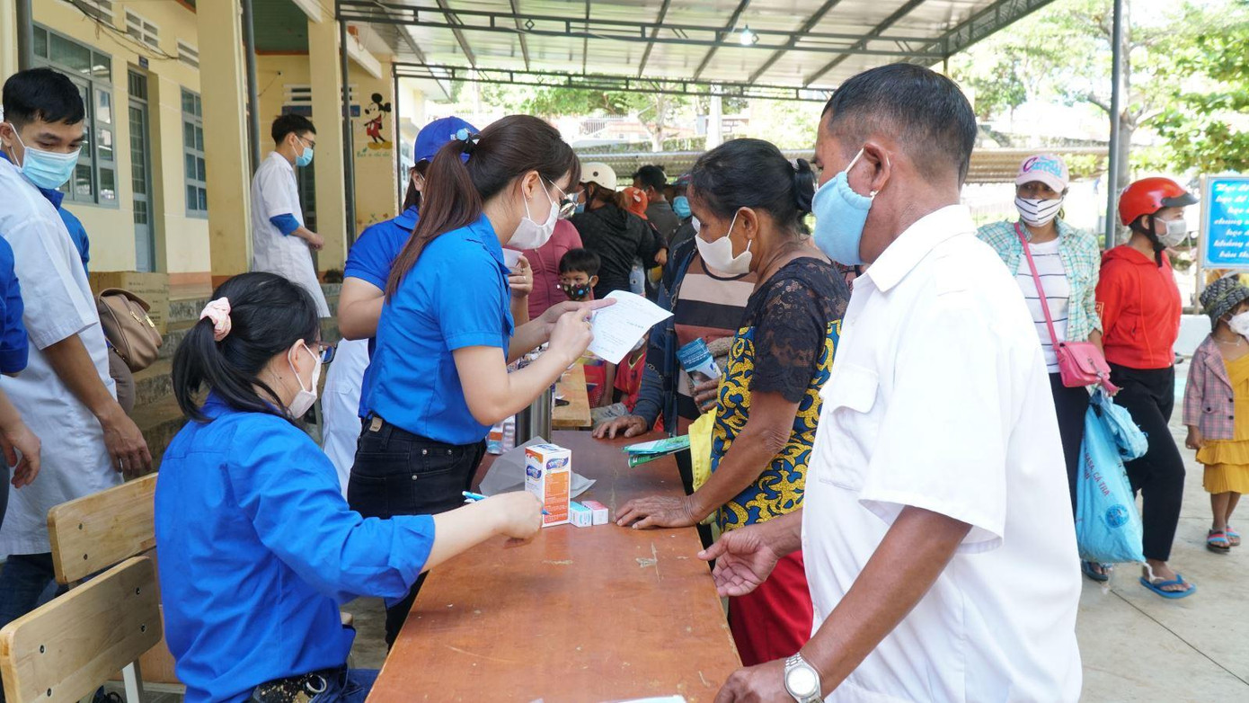 ...phát thuốc cho người dân sau khám