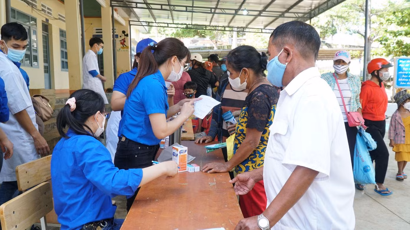 ...phát thuốc cho người dân sau khám