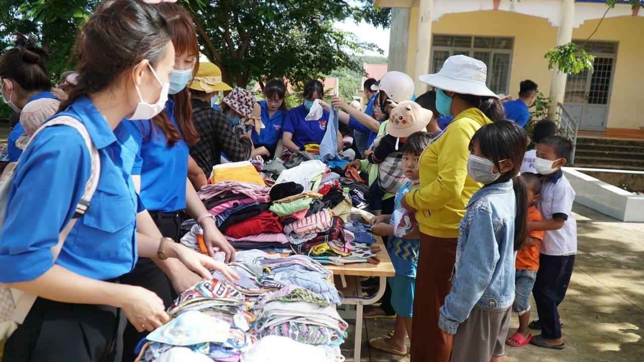 "tủ quần áo miễn phí" giúp các em nhỏ có những bộ đồ mới