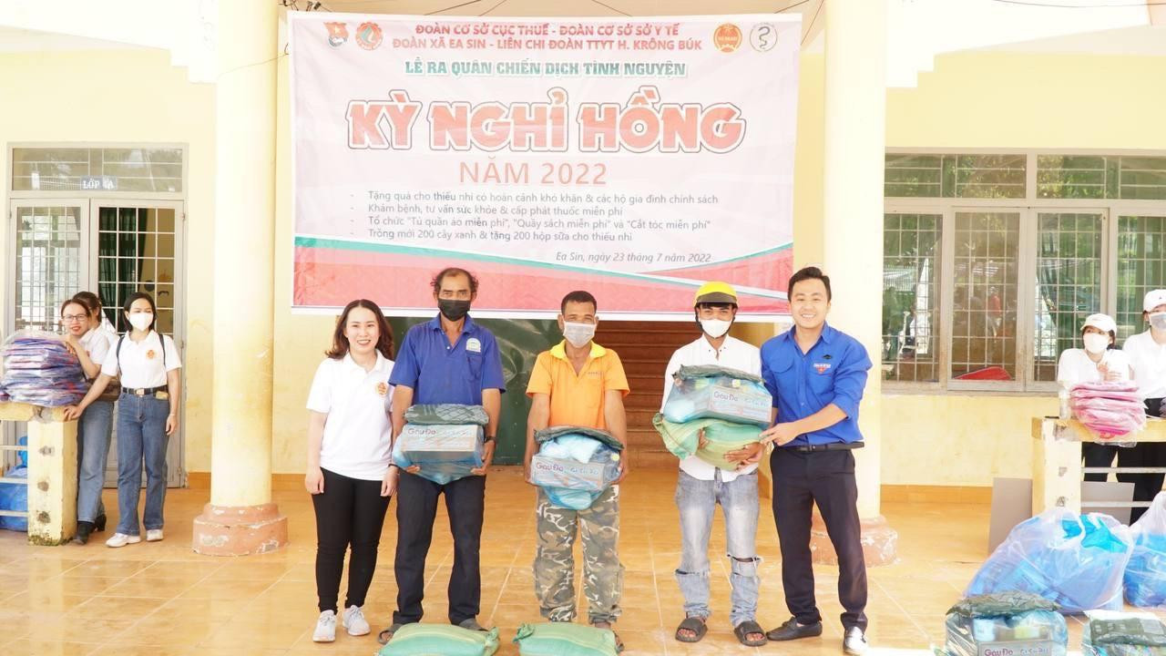 Bí thư Chi đoàn Sở Y tế Daklak, anh Lê Nguyên Tùng Linh trao quà cho bà con có hoàn cảnh khó khăn