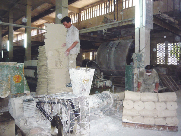 Làm việc vất vả, nặng nhọc nhưng công nhân Cty Hapoco chỉ nhận được trung bình từ 2,1 đến 2,8 triệu đồng/tháng . Làm việc vất vả, nặng nhọc nhưng công nhân Cty Hapoco chỉ nhận được trung bình từ 2,1 đến 2,8 triệu đồng/tháng