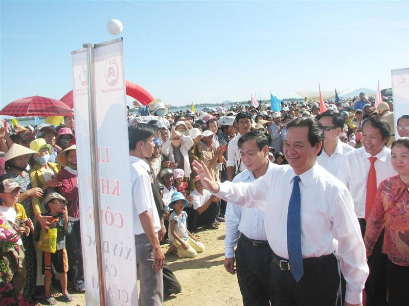 Thủ tướng Nguyễn Tấn Dũng tại lễ khởi công cầu Cửa Đại