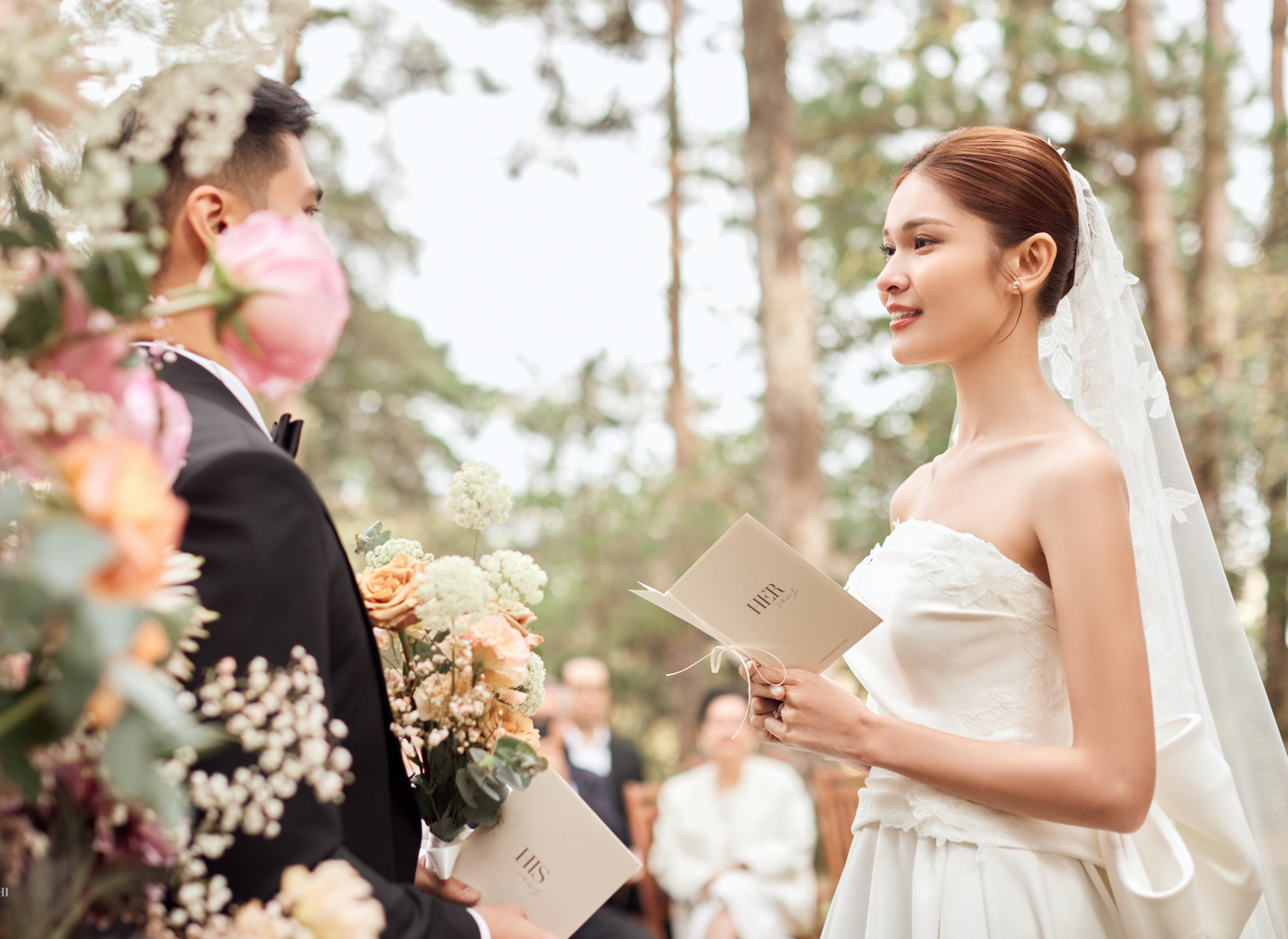 Á hậu Việt Nam 2016 cũng xúc động bày tỏ: "Trên con đường phía trước, mình sẽ còn gặp nhiều khó khăn hơn nữa. Sẽ có lúc em không kiên nhẫn và có những lúc anh không còn đủ kiên nhẫn với em, nhưng mà em hứa là em sẽ bên anh, để vượt qua tất cả. Em yêu anh".