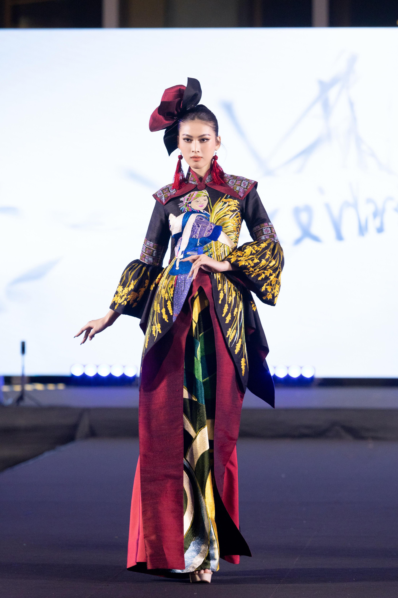 Á hậu Ngọc Thảo trình diễn với vai trò first face cho một bộ sưu tập. Thiết kế áo dài cách tân với những mảng màu được phối khéo léo.