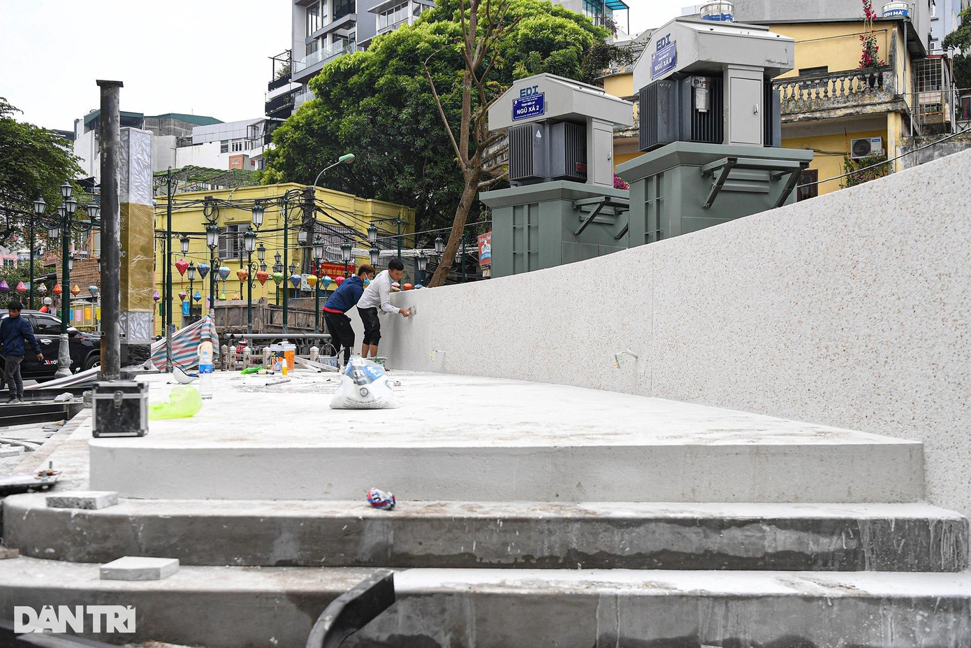 Toàn bộ khu vực sân khấu trung tâm và sảnh trước sân khấu đã thành hình, được lát đá và đang trong quá trình hoàn thiện.