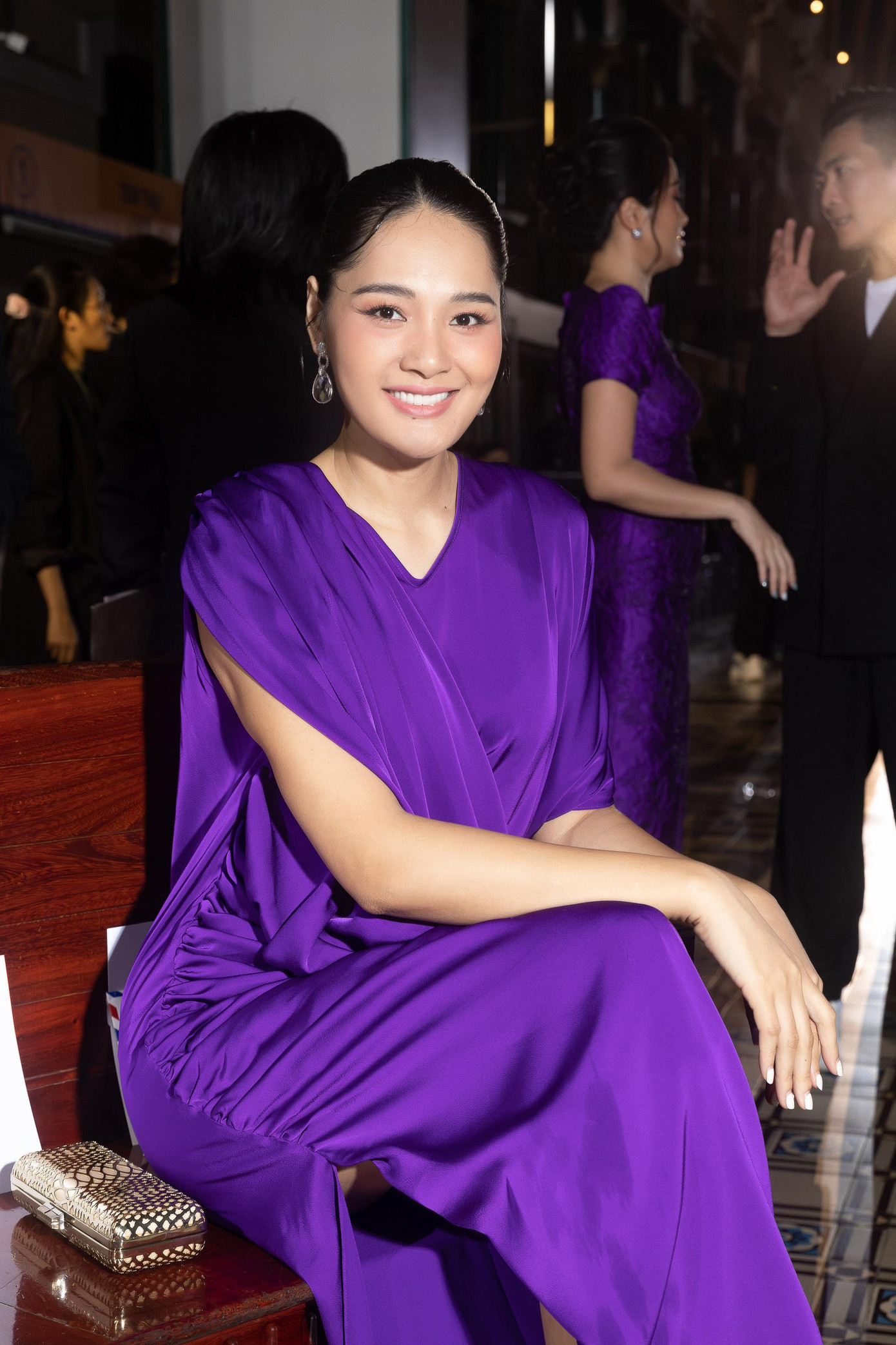 Hoa hậu Hương Giang và MC Thanh Mai chọn váy dáng suông thanh lịch, sang trọng.