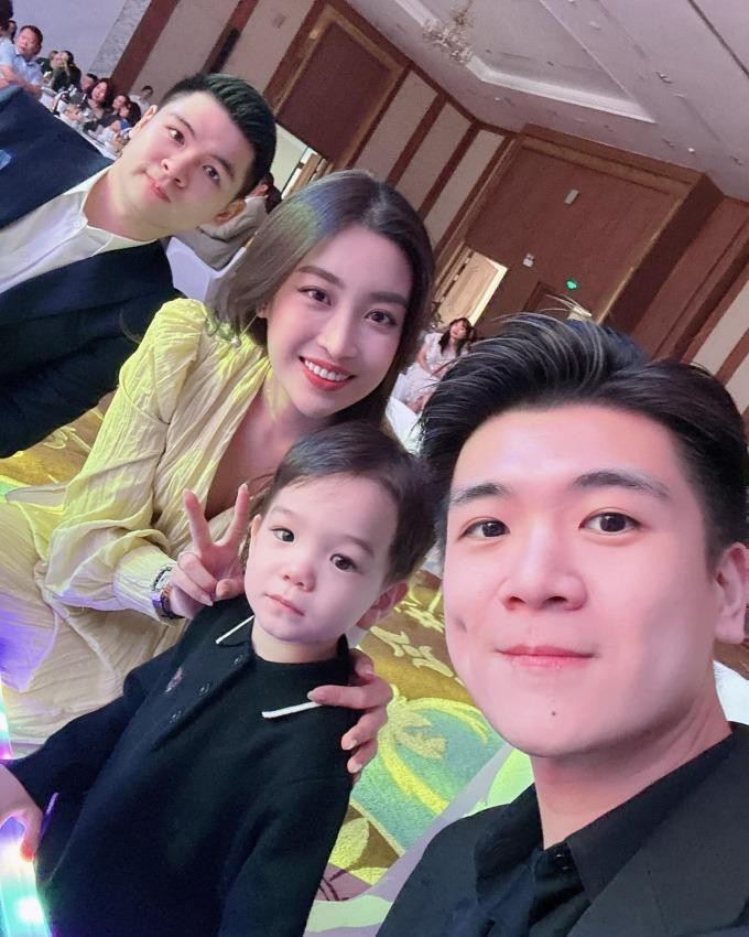 Hôm 2/11, Đỗ Mỹ Linh tham dự một buổi tiệc cưới cùng gia đình. Cô diện bộ váy màu vàng nhạt, độn cầu vai sang trọng. Tuy nhiên, cư dân mạng cũng nhanh chóng phát hiện ra bộ váy này từng được cô mặc khi tham dự đám cưới Á hậu Phương Nga hôm 21/10.