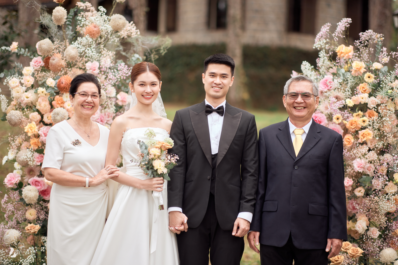 Thuỳ Dung cùng chồng và bố mẹ trong buổi lễ.
