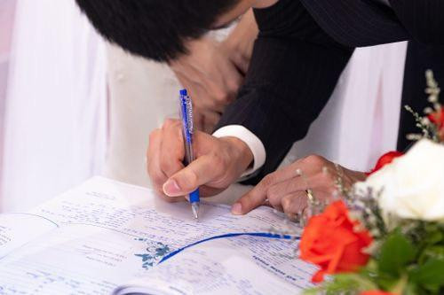 Cả hai ký tên vào sổ hôn phối của giáo xứ.