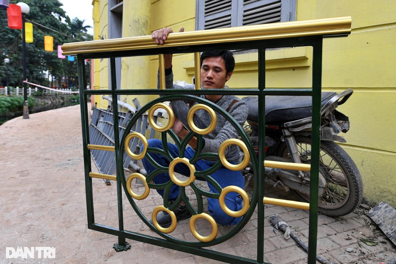 Phần hàng rào cũ trên cầu Ngũ Xã 1 sẽ được dỡ bỏ và thay thế bằng hàng rào với thiết kế mới. Bên cạnh đó, phần lòng đường và vỉa hè cũng sẽ được chỉnh trang lại, cải tạo cảnh quan, lắp thêm biển chỉ dẫn, biển thông tin...