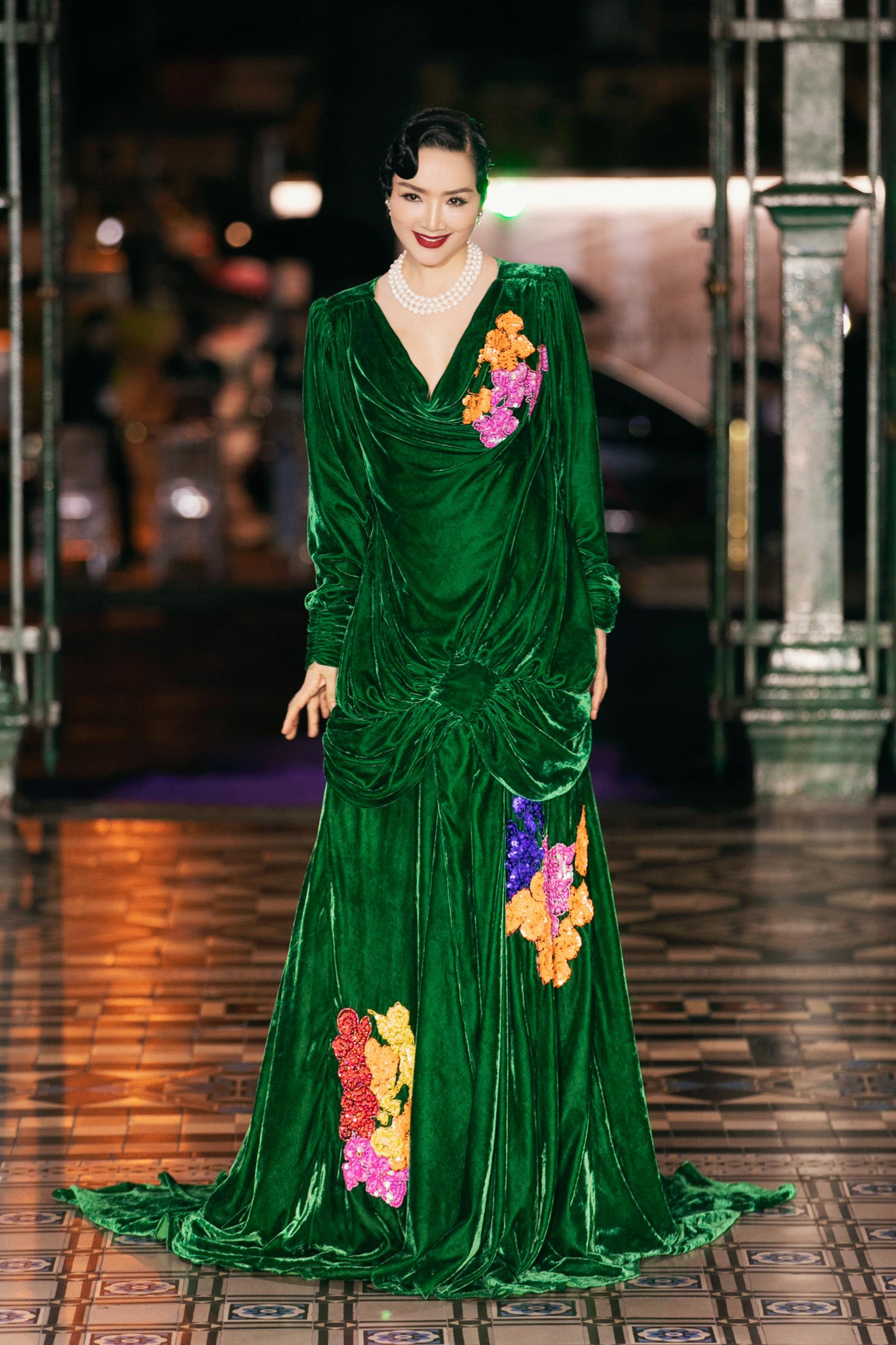 Dù ở độ tuổi trung niên và rời xa sân khấu đã lâu, Giáng My vẫn bình tĩnh và chuyên nghiệp trên sàn diễn thời trang. Cô gây chú ý vì nhan sắc mặn mà.