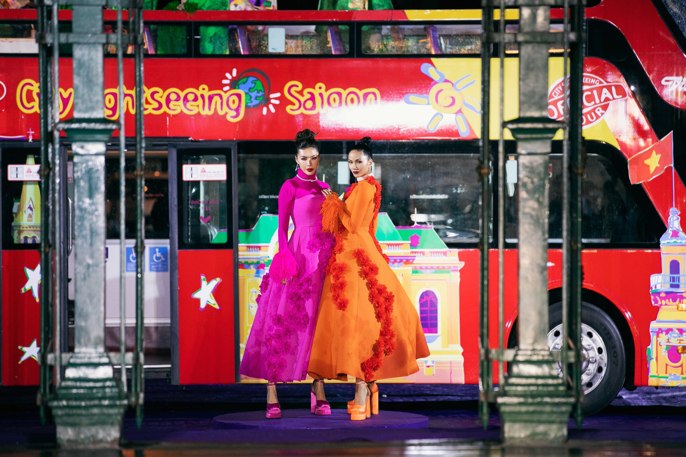 Hoa hậu H'Hen Niê và siêu mẫu Minh Tú cùng sánh vai trên sàn diễn. Hai người đẹp diện những bộ trang phục tông màu rực rỡ, đính kết cầu kỳ dọc thân váy.