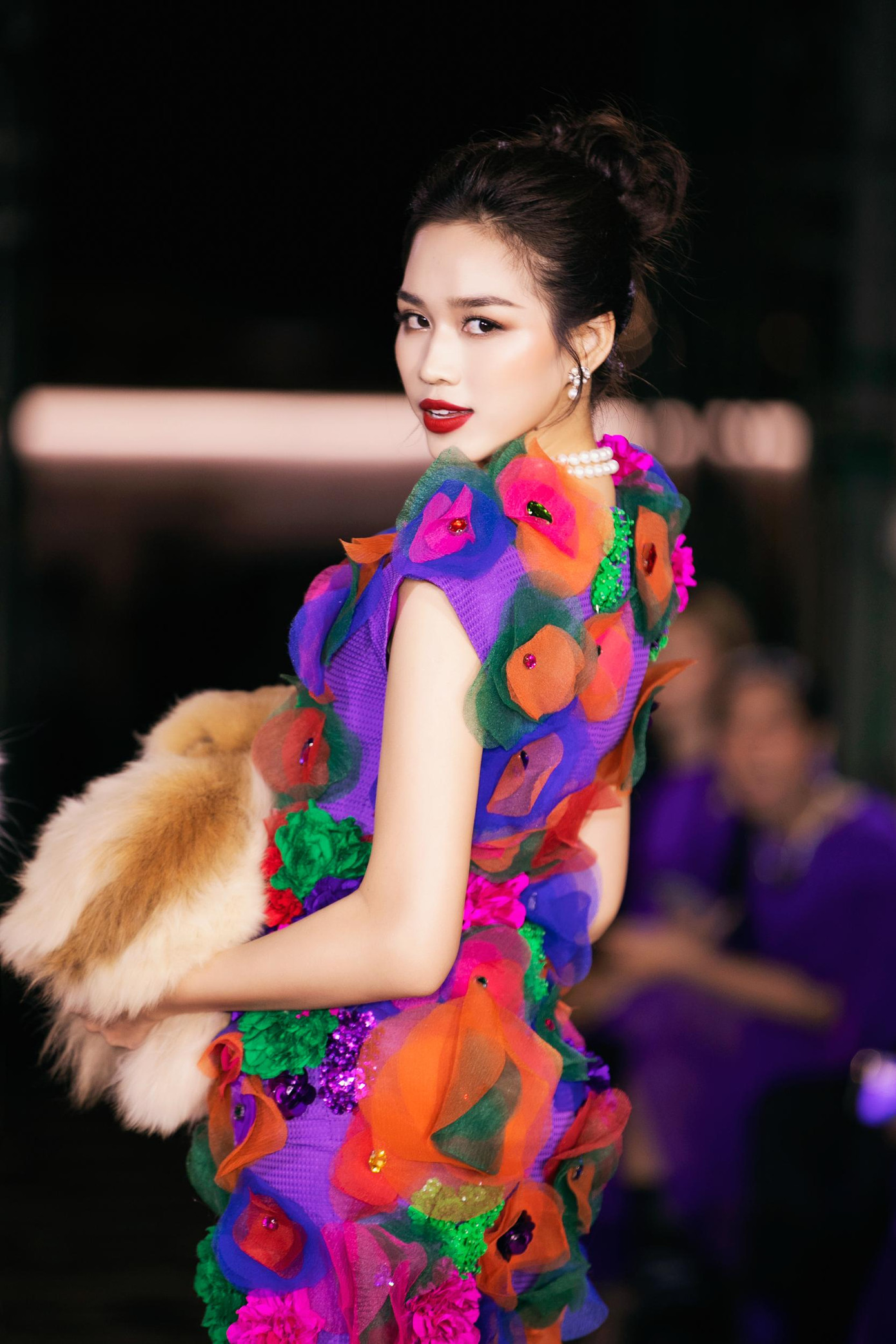 Hoa hậu Đỗ Thị Hà hóa quý cô yêu kiều trên sàn catwalk với chú mèo trên tay. Mặc dù vậy, cô đã gặp sự cố. Khi cô chuẩn bị hoàn thành phần trình diễn, chú mèo do quá hoảng sợ đã nhảy khỏi tay cô xuống đất và chạy quanh khu vực sân khấu. Tình huống bất ngờ khiến Đỗ Thị Hà bối rối, cô đành phải di chuyển tiếp để hoàn thành phần trình diễn.