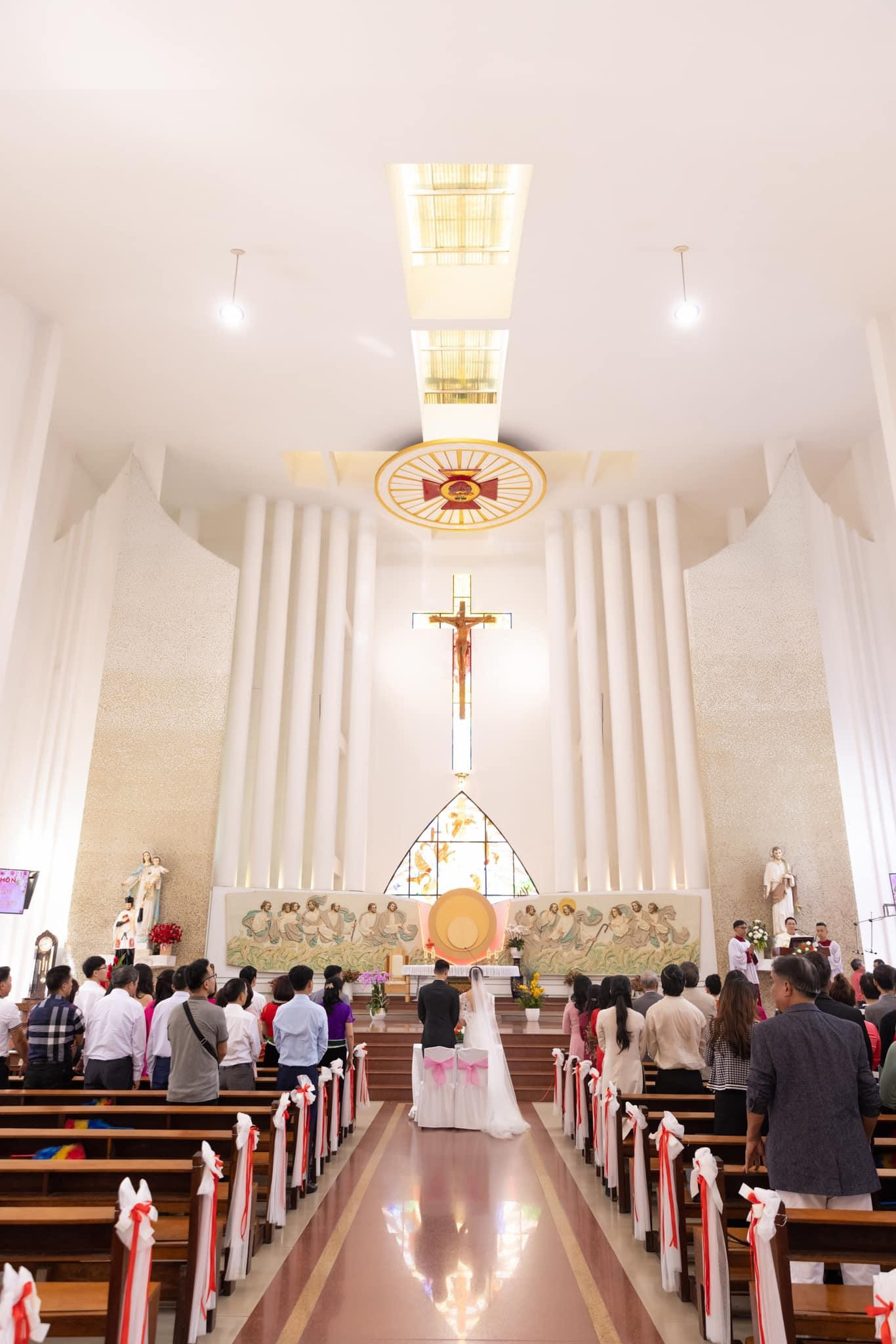 Sáng 2/12, Á hậu Thùy Dung tổ chức đám cưới ở nhà thờ. Lễ cưới được tổ chức ấm cúng, riêng tư, với sự tham dự của người thân và bạn bè thân thiết.