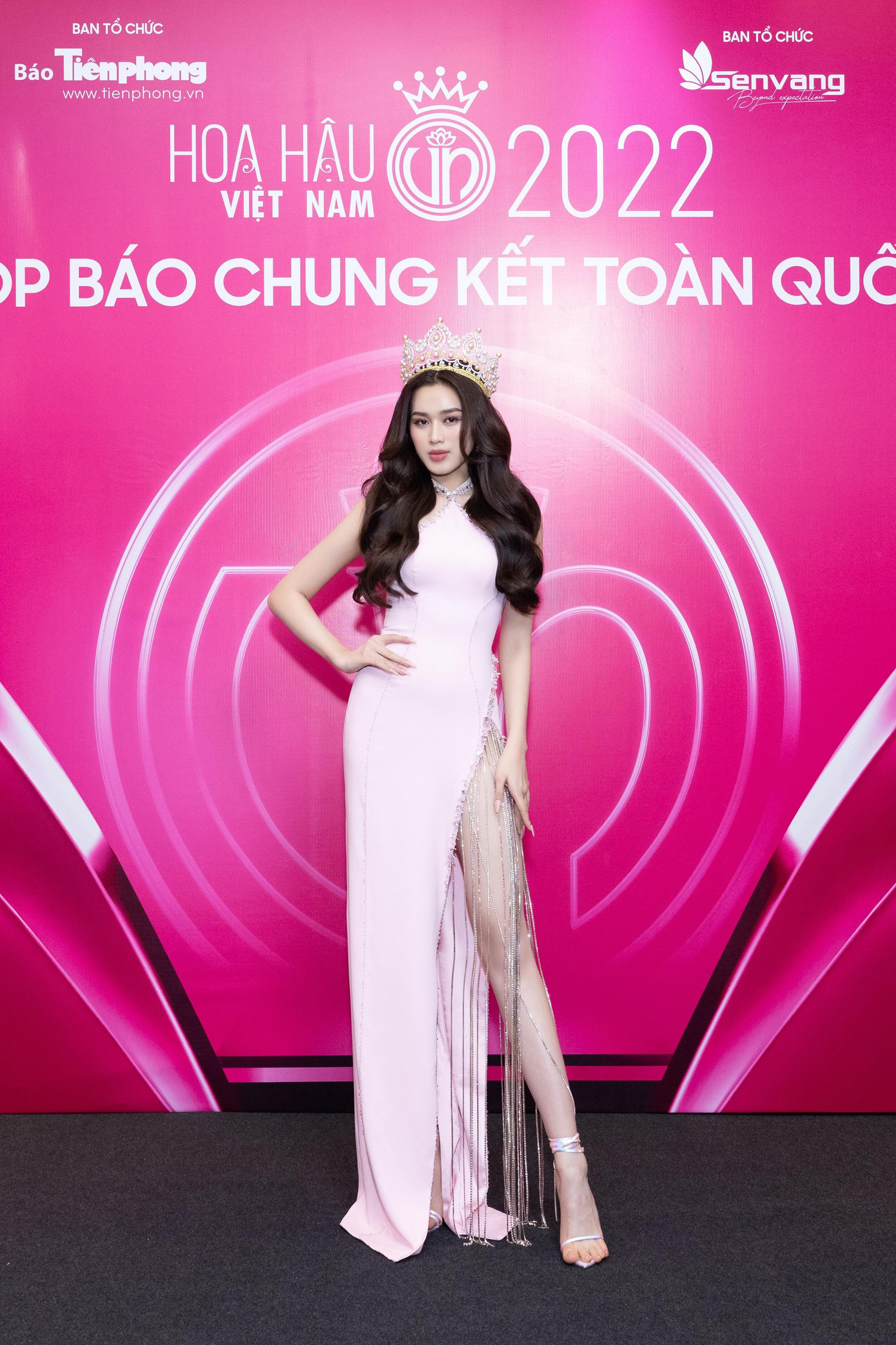 Sáng 2/12, họp báo Chung kết Hoa hậu Việt Nam 2022 diễn ra tại TP.HCM. Sự kiện nhằm mục đích giới thiệu Top 35 thí sinh, cũng như công bố thông tin quan trọng về vòng Chung kết toàn quốc của cuộc thi. Trên thảm đỏ, Hoa hậu Đỗ Thị Hà diện bộ váy tông màu hồng với chi tiết xẻ tà kết hợp tua rua lạ mắt. Chỉ còn chưa đầy 1 tháng, người đẹp xứ Thanh sẽ trao lại vương miện cho người kế nhiệm.