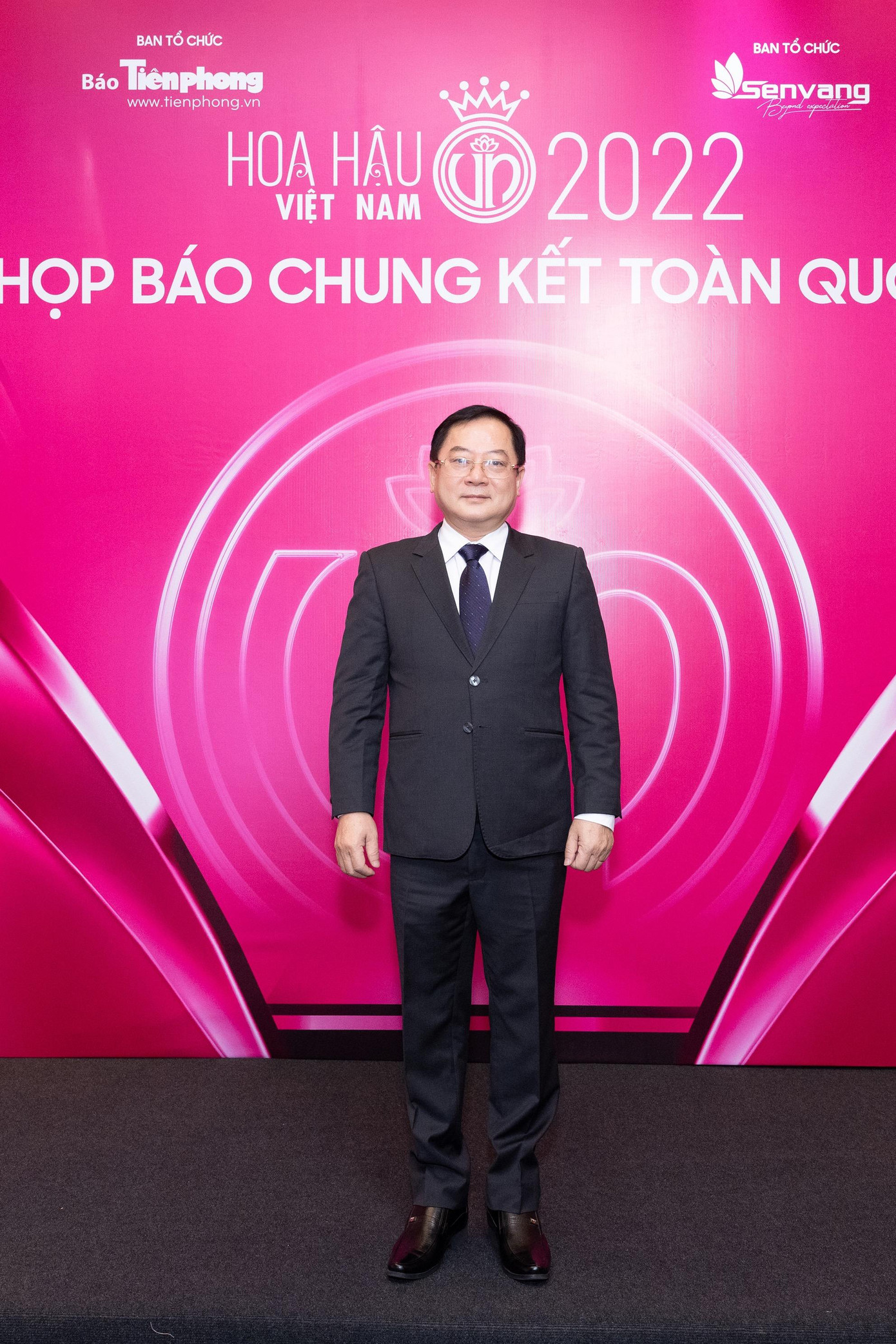 Nhà báo Lê Xuân Sơn - Tổng biên tập báo Tiền Phong, Trưởng ban tổ chức, Trưởng ban giám khảo Hoa hậu Việt Nam 2022 cùng bà Phạm Kim Dung - Phó trưởng ban tổ chức Hoa hậu Việt Nam 2022 và đạo diễn Hoàng Nhật Nam trên thảm đỏ.