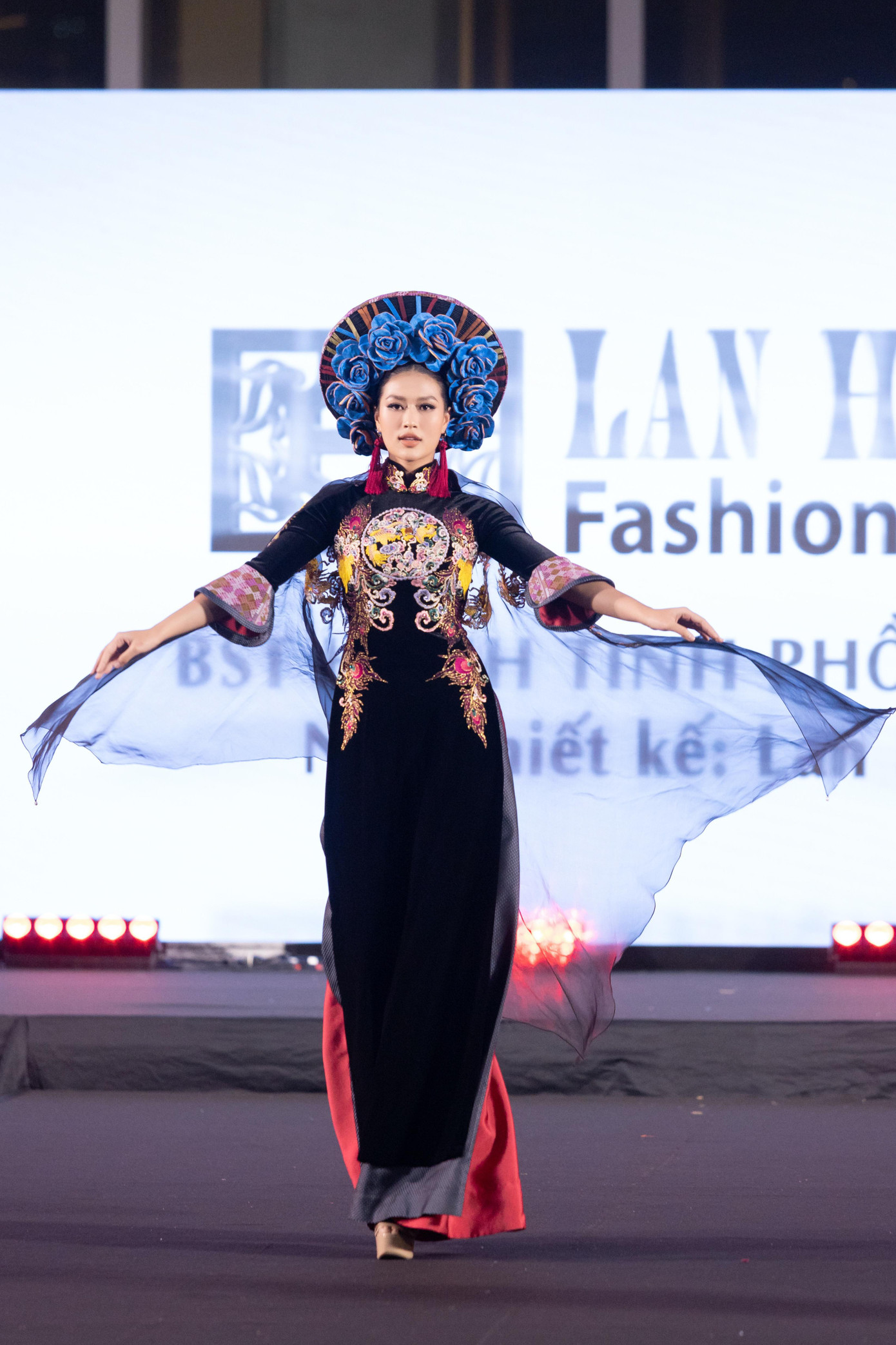 Miss Grand Việt Nam, top 20 Miss Grand International 2022 Đoàn Thiên Ân cũng góp mặt trong một màn trình diễn với vai trò vedette. Cô diện bộ áo dài màu đen với phần tà xuyên thấu bay bổng.