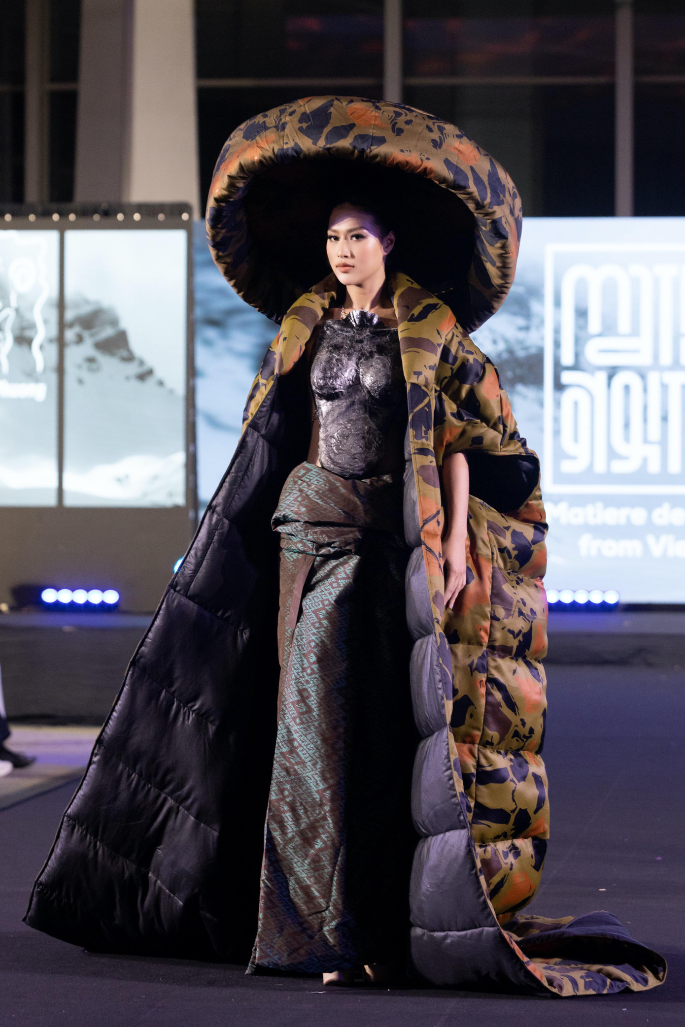 Thiên Ân tiếp tục góp mặt với vai trò vedette trong một màn trình diễn khác. Cô diện bộ trang phục có tạo hình độc đáo, kết hợp áo choàng và phụ kiện đội đầu. Mặc dù phụ kiện đội đầu có kích thước lớn và khá nặng nhưng Thiên Ân vẫn xử lý khéo léo, chuyên nghiệp khi trình diễn.