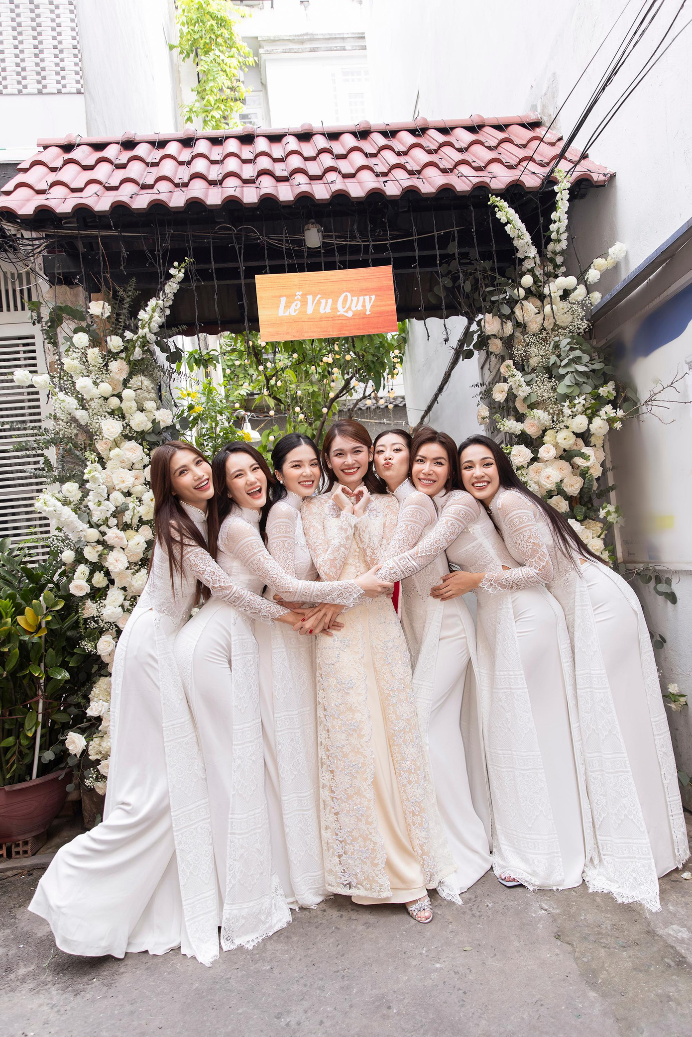 Dàn phù dâu trong lễ rước dâu của Á hậu Thùy Dung sáng 3/12.