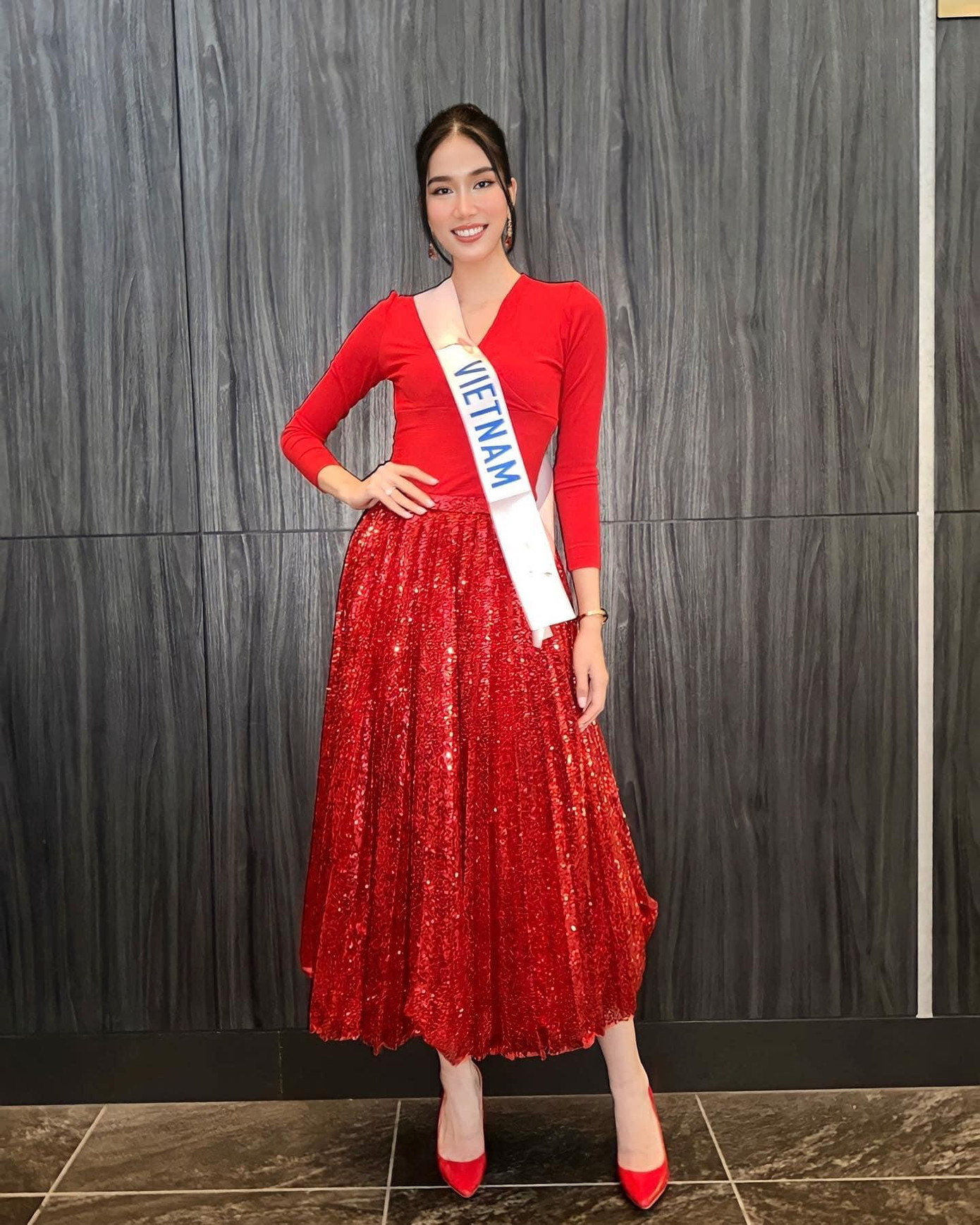 Những bộ váy mà Phương Anh mặc được cho là phù hợp với phong cách mà cuộc thi Miss International tìm kiếm.