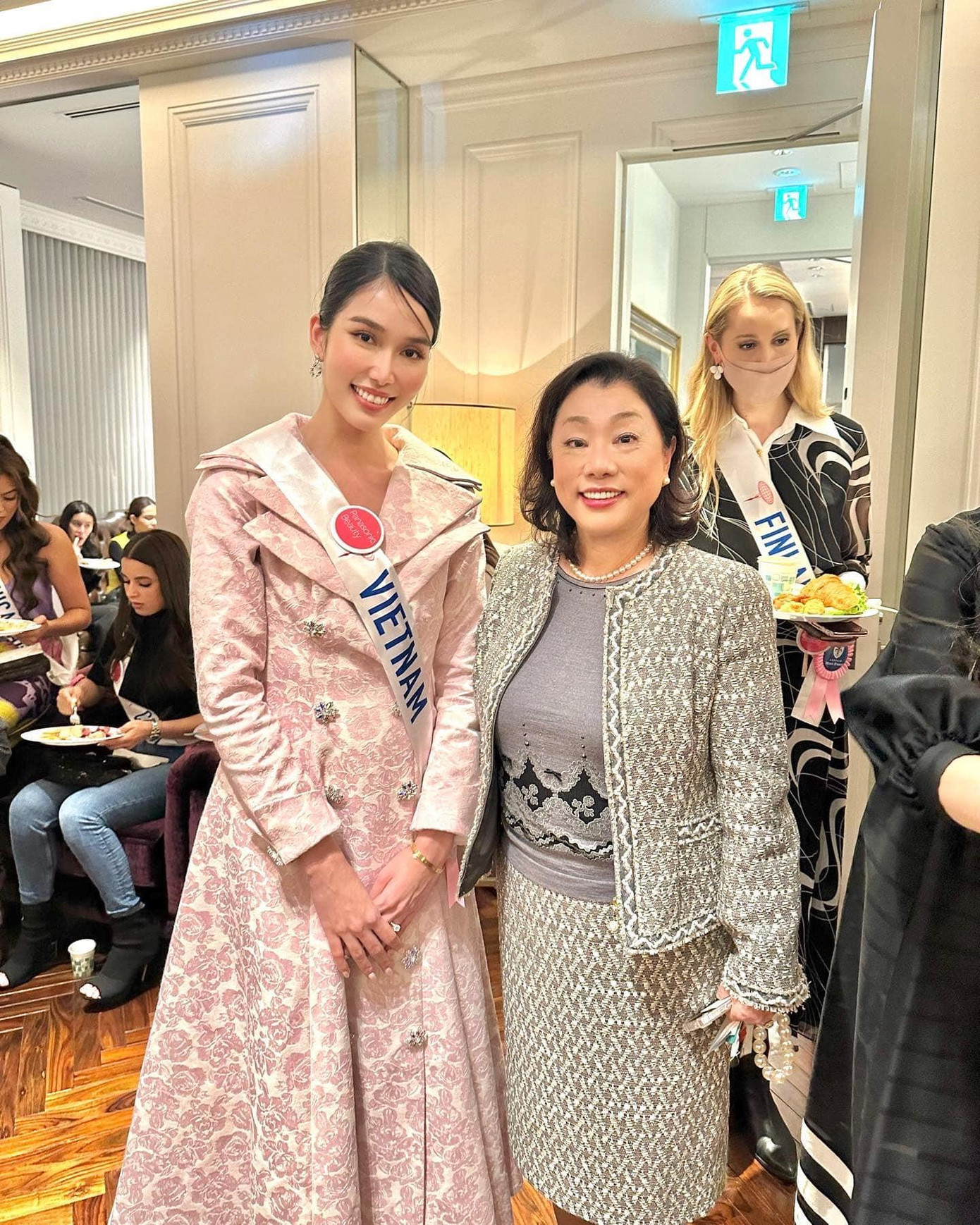 Tại cuộc thi, Phương Anh cũng có dịp gặp gỡ cùng chủ tịch cuộc thi Miss International (phải) và giám đốc truyền thông của cuộc thi (trái). Sự duyên dáng, khả năng ngoại ngữ giúp Phương Anh ghi điểm với các vị khách.