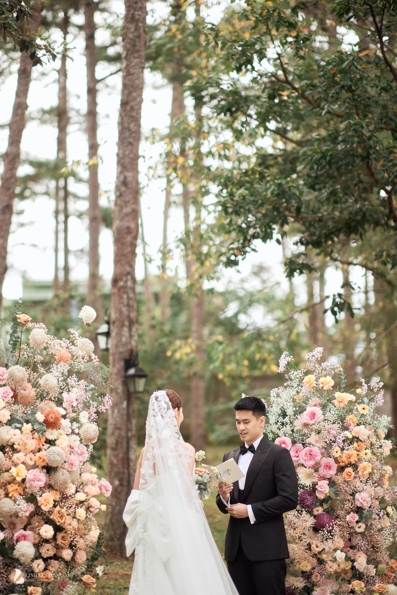 Trong buổi lễ, cả hai đã có khoảnh khắc đọc lời thề ước trước sự chứng kiến của gia đình hai bên.