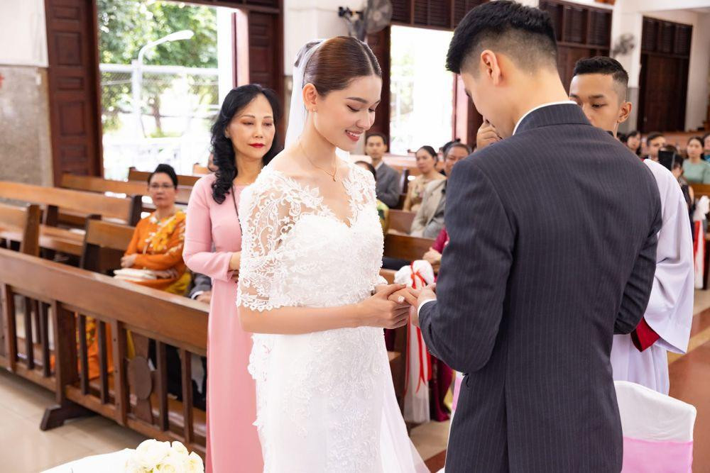 Thùy Dung và chú rể thực hiện những nghi thức trong hôn lễ.