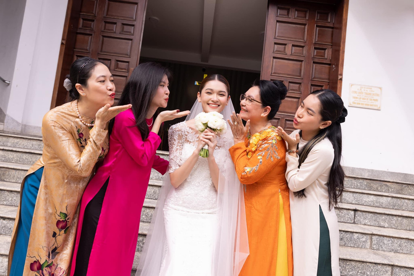 Đám cưới của Thùy Dung được tổ chức vào tối 3/12 ở TP. HCM với sự tham dự của nhiều bạn bè và người nổi tiếng.