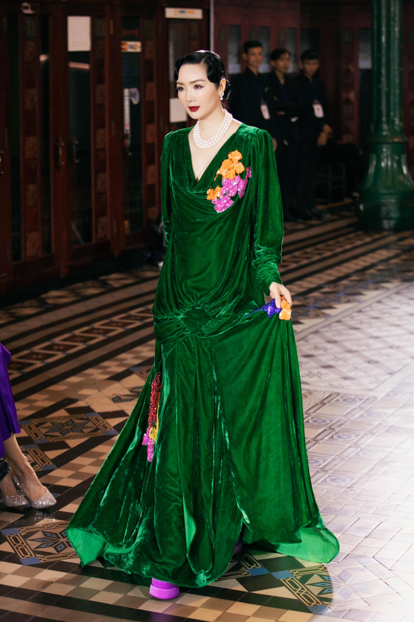 Dù ở độ tuổi trung niên và rời xa sân khấu đã lâu, Giáng My vẫn bình tĩnh và chuyên nghiệp trên sàn diễn thời trang. Cô gây chú ý vì nhan sắc mặn mà.