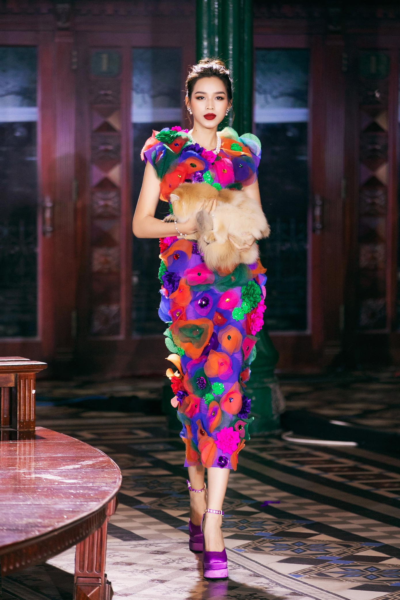 Hoa hậu Đỗ Thị Hà hóa quý cô yêu kiều trên sàn catwalk với chú mèo trên tay. Mặc dù vậy, cô đã gặp sự cố. Khi cô chuẩn bị hoàn thành phần trình diễn, chú mèo do quá hoảng sợ đã nhảy khỏi tay cô xuống đất và chạy quanh khu vực sân khấu. Tình huống bất ngờ khiến Đỗ Thị Hà bối rối, cô đành phải di chuyển tiếp để hoàn thành phần trình diễn.