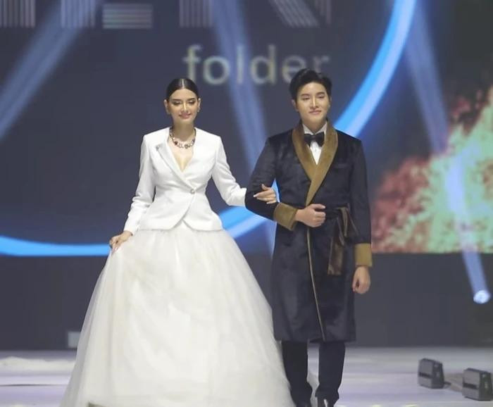 Hoa hậu Hoàn vũ Lào 2020 Christina Rajasima được bạn trai cầu hôn trên sân khấu. Ảnh: FBNV.