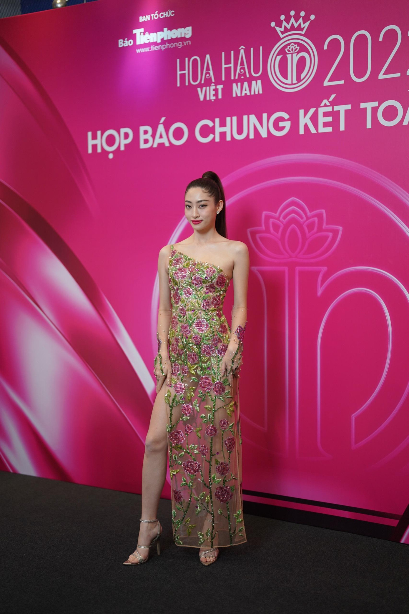 Hoa hậu Lương Thùy Linh chọn váy xuyên thấu đính hoa tỉ mỉ để khoe sắc trên thảm đỏ.