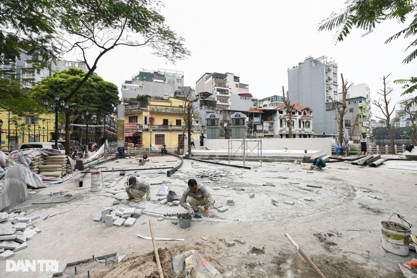 Ghi nhận của PV tại khu vực Đảo Ngọc - Ngũ Xã thuộc quần thể tuyến phố đi bộ Trúc Bạch trong chiều 6/12, rất nhiều công nhân đang hối hả thi công các hạng mục, đẩy nhanh tiến độ đưa khu phố đi bộ hoạt động đúng kế hoạch.