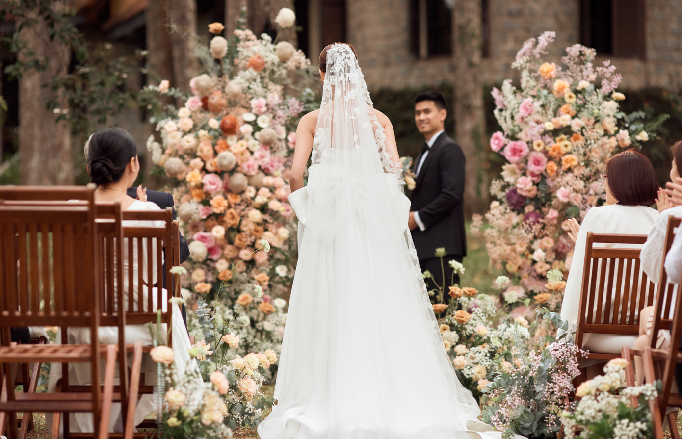 Buổi tiệc được tổ chức trong rừng thông lãng mạn, trang trí nhiều hoa tươi lộng lẫy. Á hậu Thuỳ Dung diện váy, trong khi đó chú rể Thái Long diện vest bảnh bao. Chỉ có người thân của hai bên gia đình tham dự buổi tiệc này.