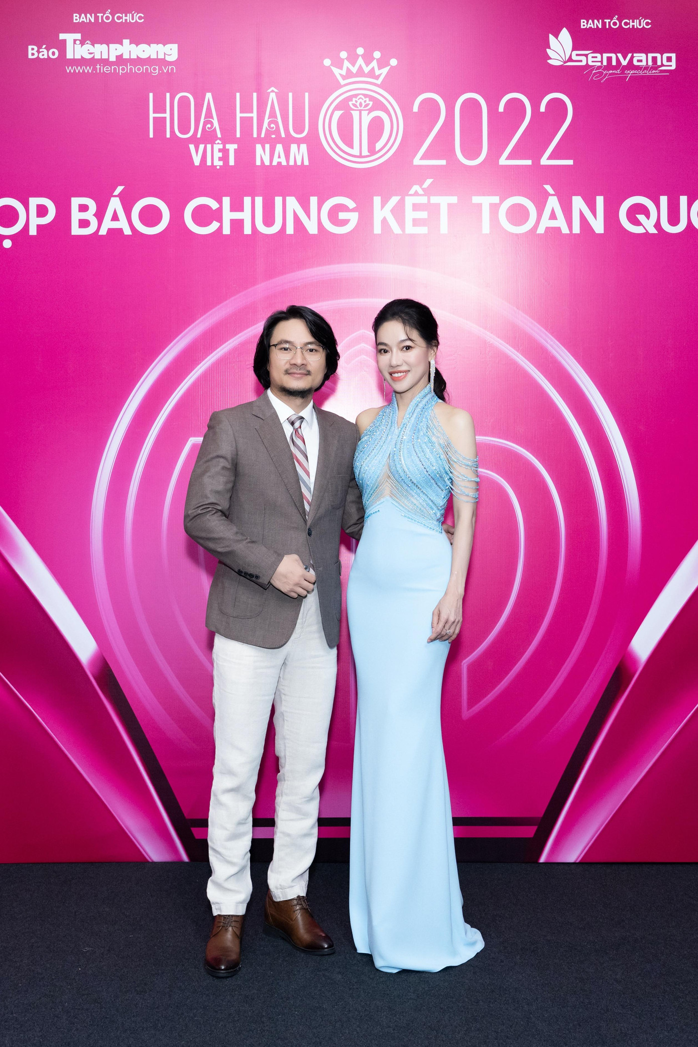 Nhà báo Lê Xuân Sơn - Tổng biên tập báo Tiền Phong, Trưởng ban tổ chức, Trưởng ban giám khảo Hoa hậu Việt Nam 2022 cùng bà Phạm Kim Dung - Phó trưởng ban tổ chức Hoa hậu Việt Nam 2022 và đạo diễn Hoàng Nhật Nam trên thảm đỏ.