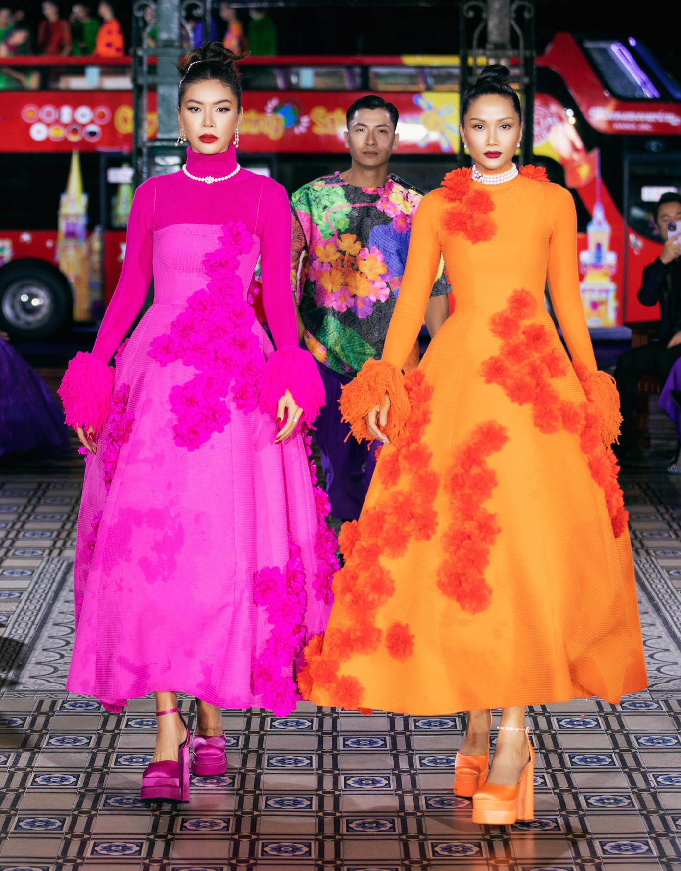 Khoảnh khắc H'Hen Niê và Minh Tú cùng bước đi trên sàn diễn gây ấn tượng với khán giả.