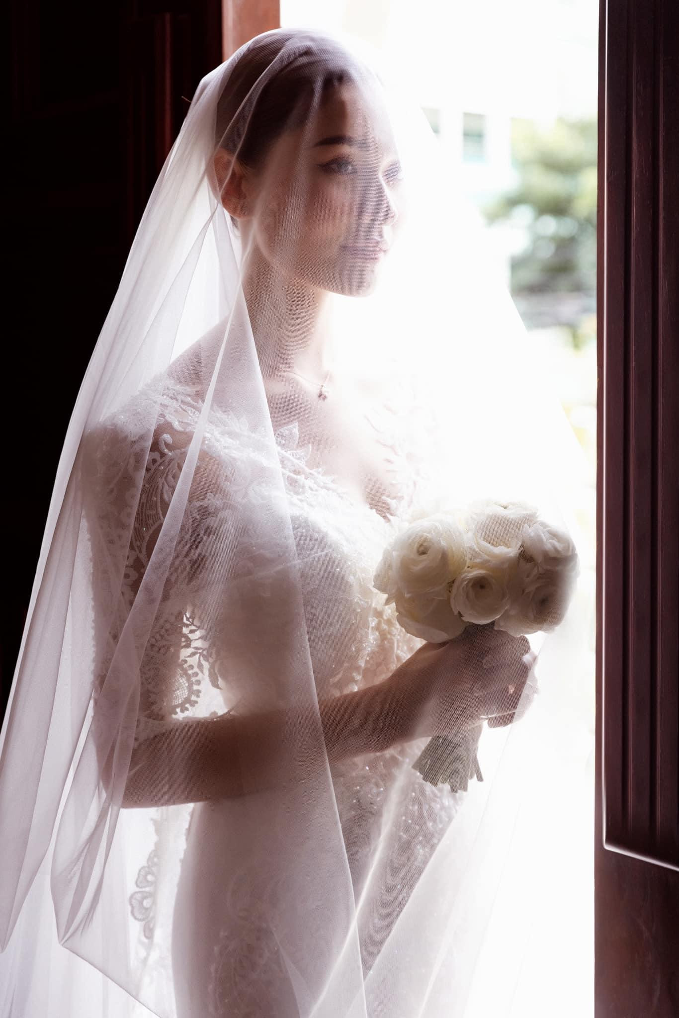 Trước đó, chia sẻ với Tiền Phong, Thùy Dung cho biết cô yêu thích những thiết kế váy cưới có kiểu dáng đơn giản, thanh lịch. Vốn là người giản dị nên Thùy Dung không cầu kỳ việc phải mặc váy cưới hàng hiệu đắt tiền trong hôn lễ của mình.