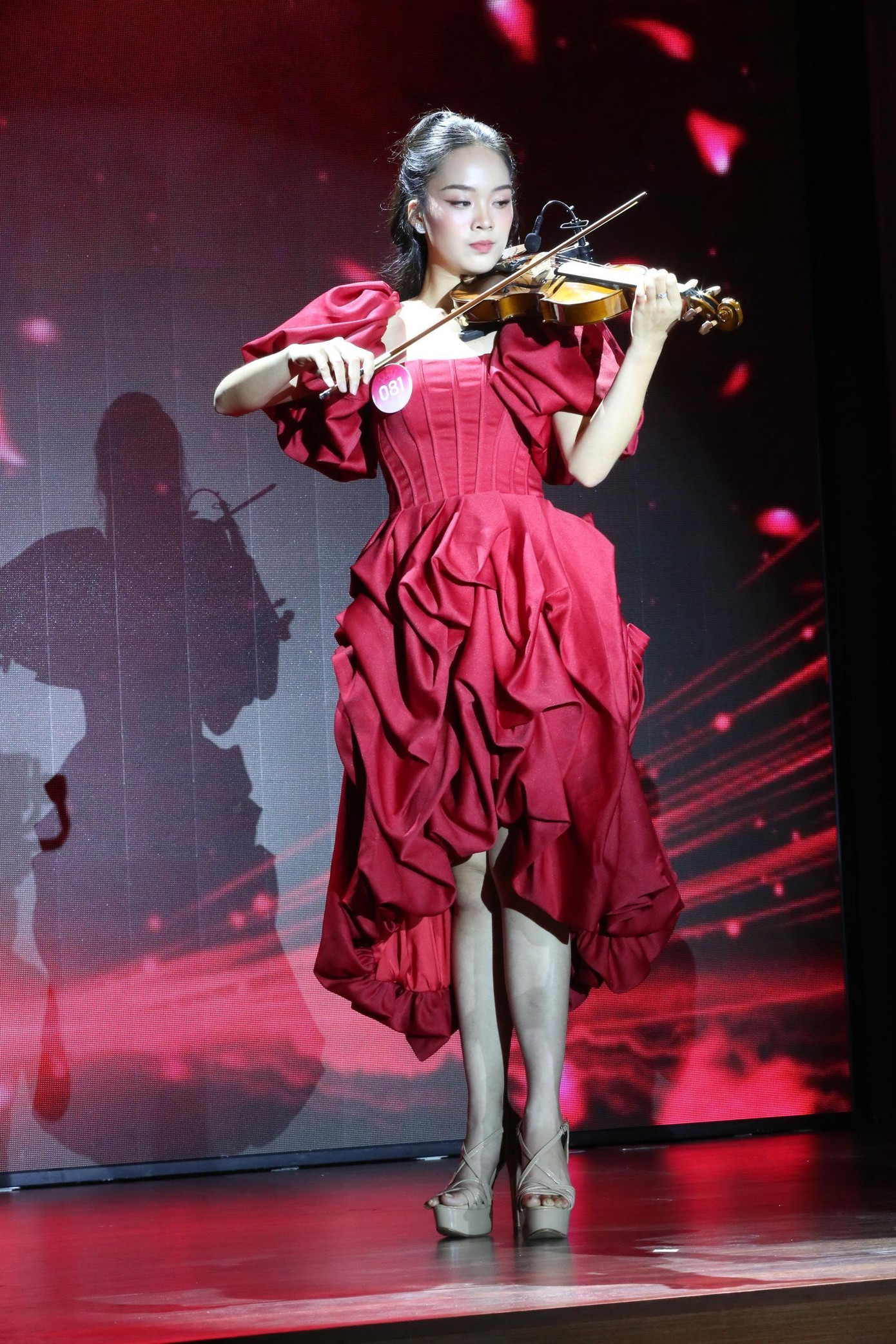 Ở phần thi tài năng, thí sinh Trần Gia Hân (SBD 081) trình diễn tiết mục biểu diễn nhạc cụ Triệu đoá hoa hồng. Đây được đánh giá là tiết mục khó, tuy nhiên Gia Hân đã chinh phục khán giả bằng sự dịu dàng và tinh tế.