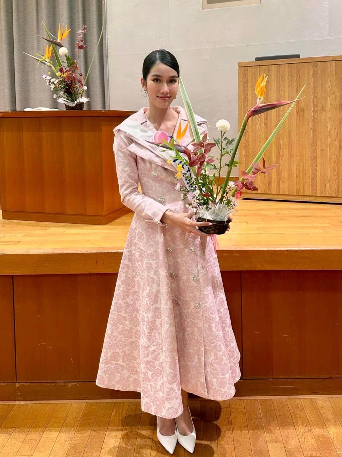 Phương Anh trong hoạt động học cắm hoa tại cuộc thi năm nay. Vốn là cuộc thi đề cao tính thanh lịch nên Miss International tổ chức những hoạt động ý nghĩa giúp thí sinh rèn luyện khí chất thanh lịch, duyên dáng của mình.