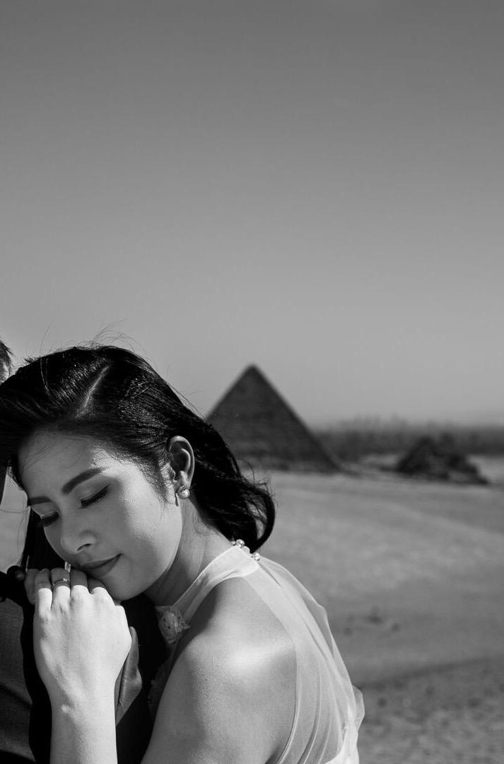 Không như nhiều mỹ nhân chụp nhiều ảnh cưới trước hôn lễ, Ngọc Hân và ông xã gần như chỉ có một bộ ảnh cưới duy nhất tại Ai Cập.